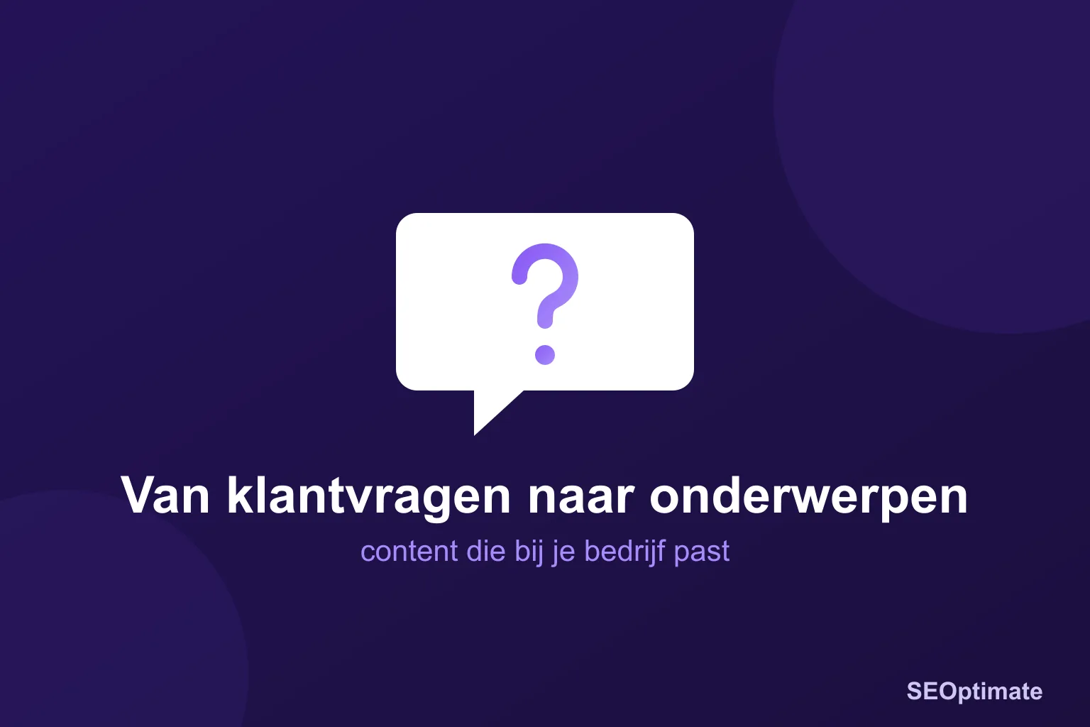 Tekstballon met vraagteken op donkerpaarse achtergrond, titel: van klantvragen naar SEO-onderwerpen